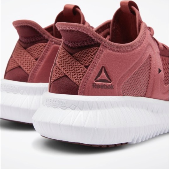 SOLD Size 8 Reebok Lightweight Training Shoes - Picture 10 of 13